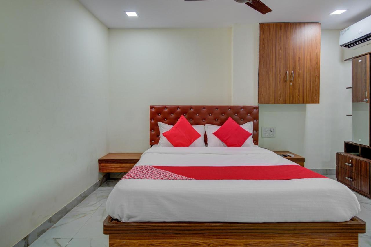 Oyo 67979 Hotel Hollywood Park Sasupāda Eksteriør bilde